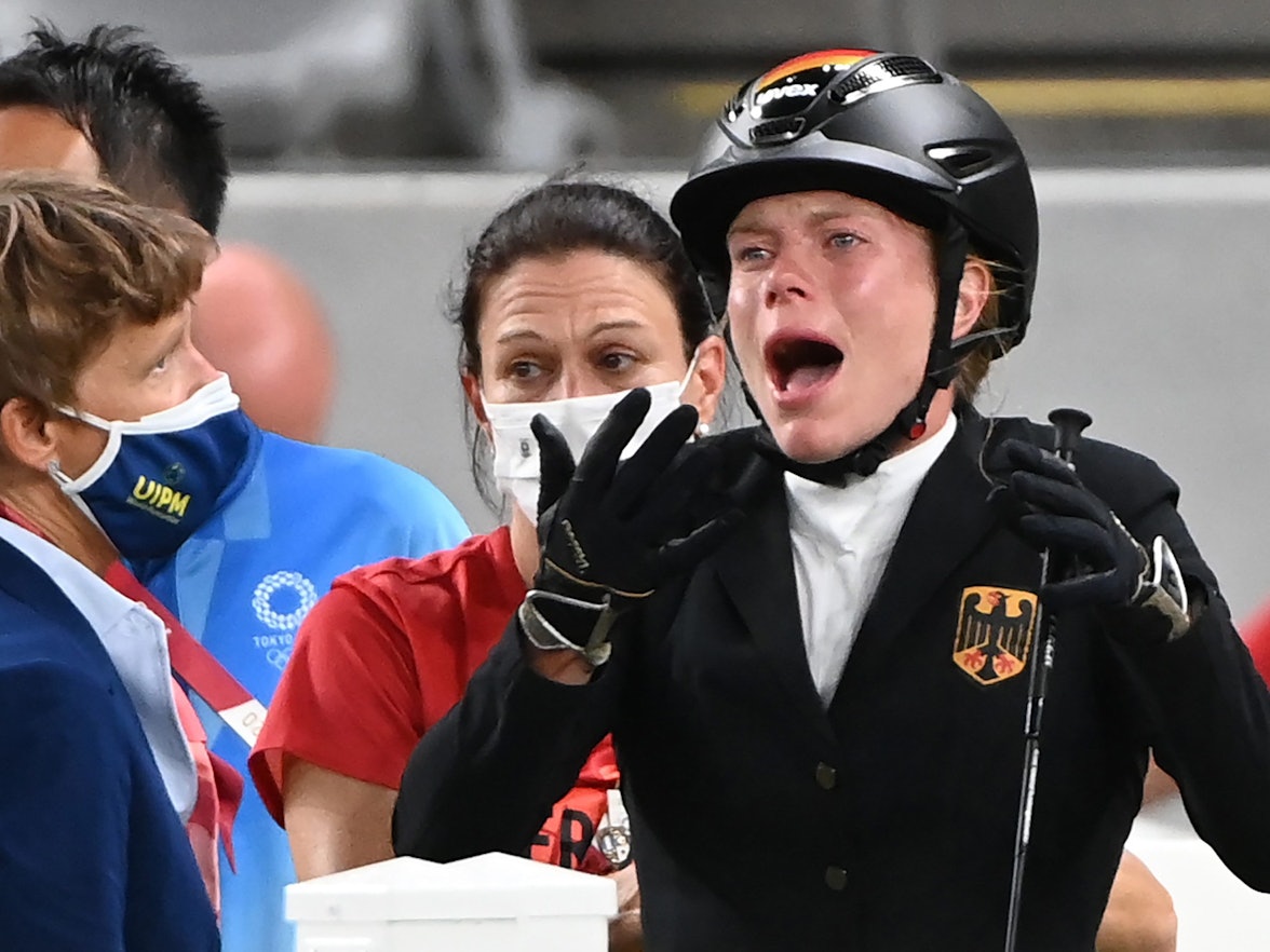 Springreiten im Tokio Stadium: Annika Schleu (r) aus Deutschland weinter, weil ihr Pferd nicht springen wollte, hinter ihr stand Bundestrainerin Kim Raisner.
