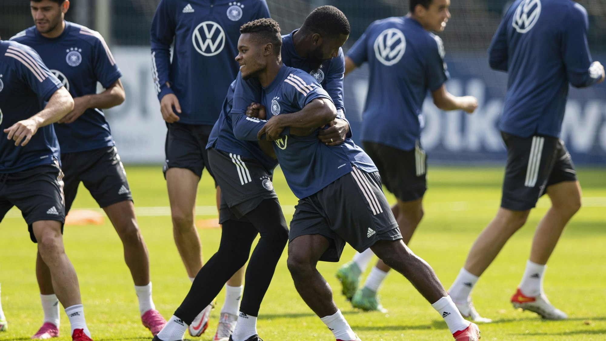 Antonio Rüdiger (l) und Ridle Baku (r) nehmen am Abschlusstraining vor dem WM-Qualifikationsspiel gegen Island teil.
