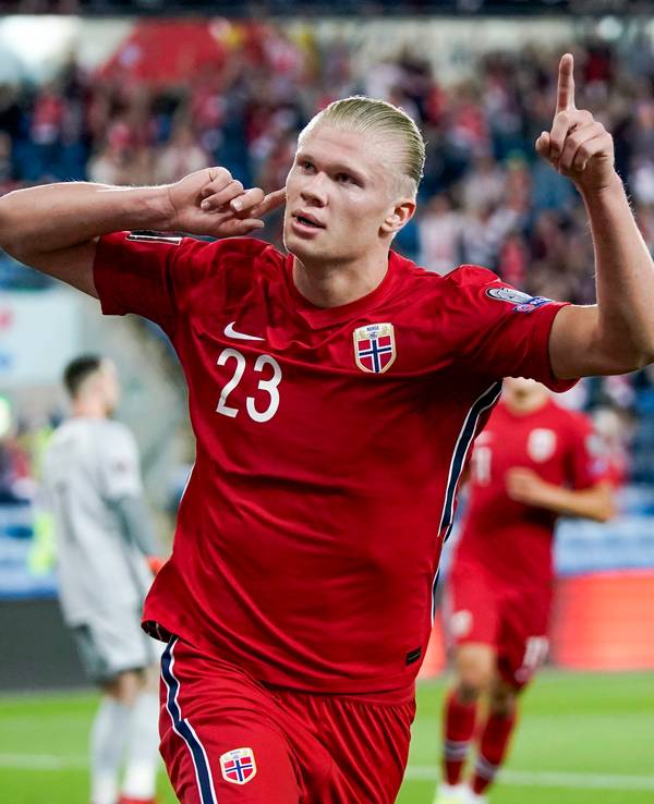 Erling Haaland aus Norwegen jubelt über sein Tor zum 1:0 gegen die Niederlande