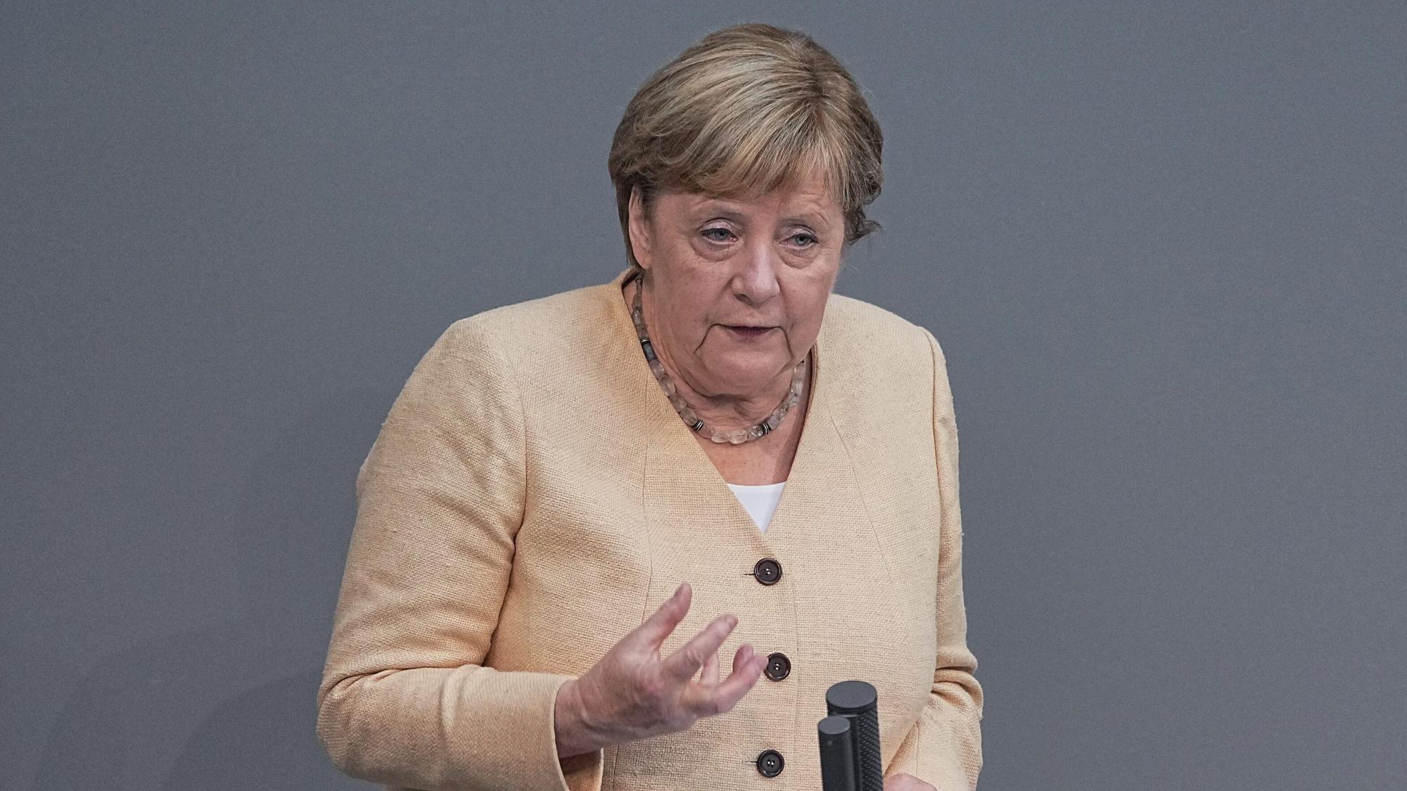 Bundeskanzlerin Angela Merkel (CDU) spricht im Plenum im Deutschen Bundestag. Am 7. September 2021 hat der Bundestag eine Änderung des Infektionsschutzgesetzes beschlossen.