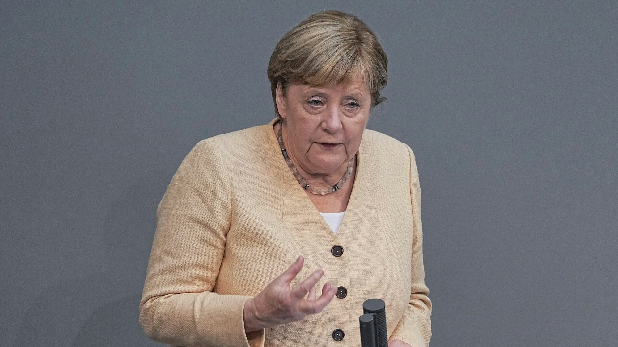 Bundeskanzlerin Angela Merkel (CDU) spricht im Plenum im Deutschen Bundestag. Am 7. September 2021 hat der Bundestag eine Änderung des Infektionsschutzgesetzes beschlossen.