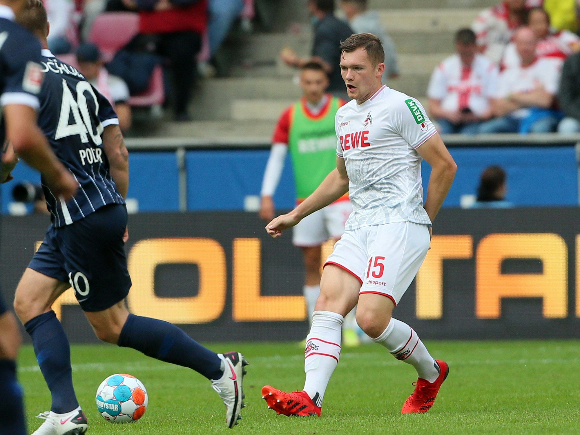 Luca Kilian (1. FC Köln) spielt einen Pass.