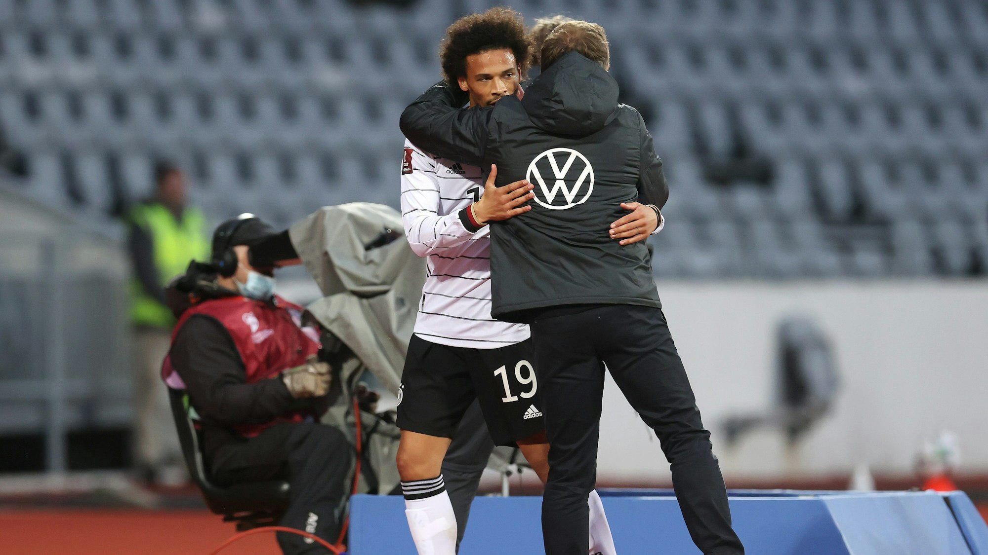 Hansi Flick umarmt Leroy Sané bei dessen Auswechslung.