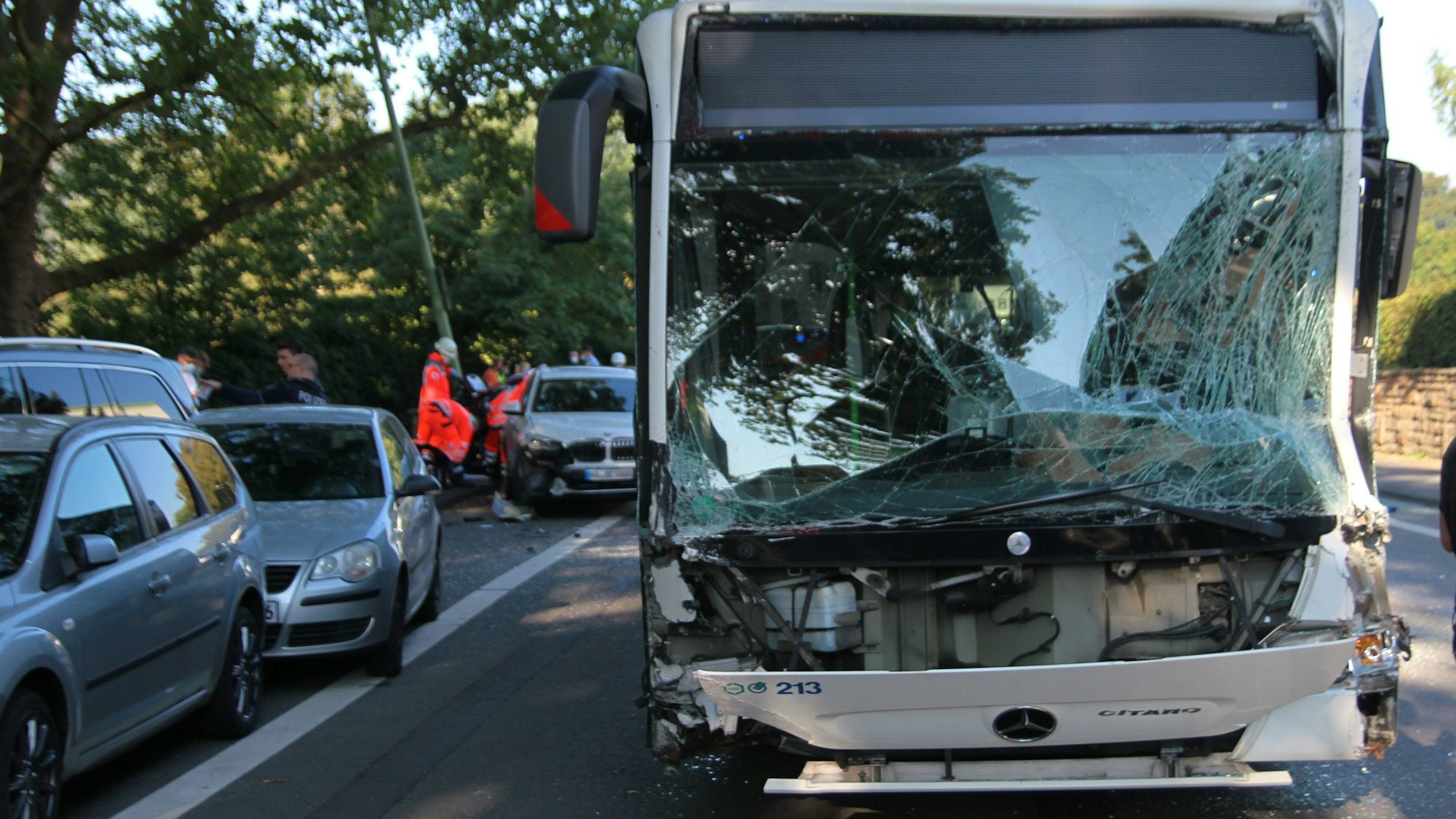 Ein Bus steht nach einem Zusammenprall mit einem Lastwagen beschädigt auf der Straße. Bei einem schweren Verkehrsunfall sind am Mittwochmorgen, 8. September, mindestens zwölf Menschen verletzt worden.
