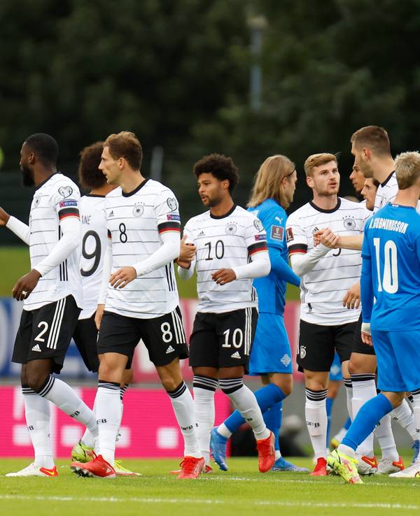 Die Spieler der deutschen Nationalmannschaft bejubeln am 8. September 2021 den Treffer zum 1:0 von Serge Gnabry in der WM-Quali gegen Island
