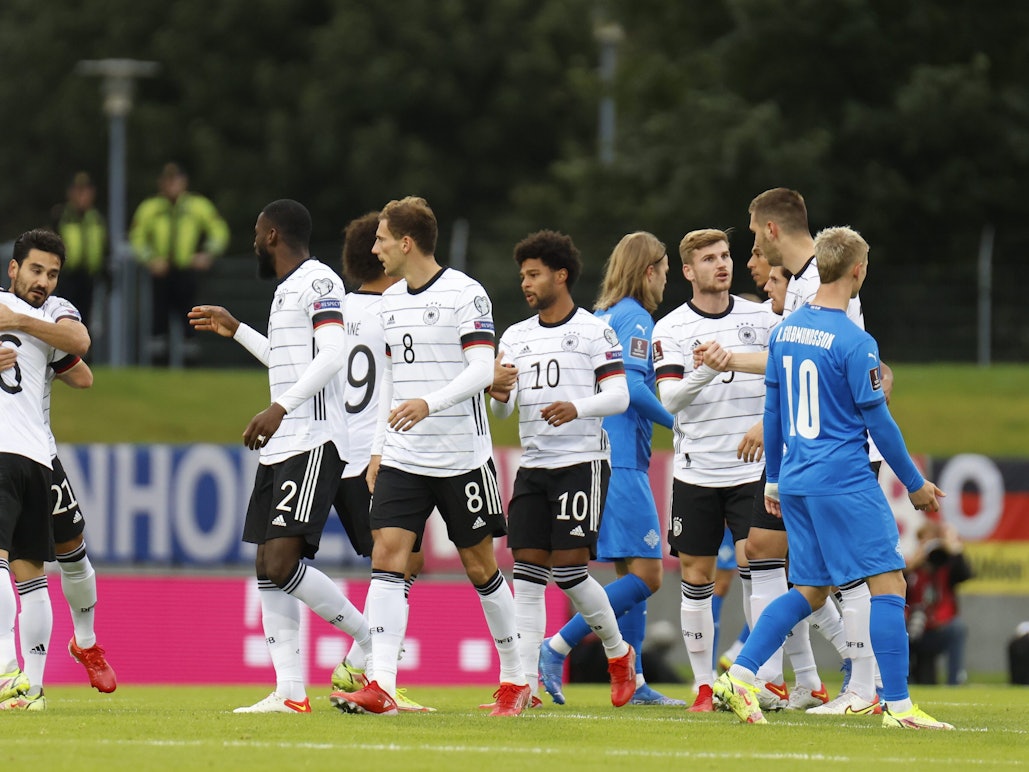 Die Spieler der deutschen Nationalmannschaft bejubeln am 8. September 2021 den Treffer zum 1:0 von Serge Gnabry in der WM-Quali gegen Island