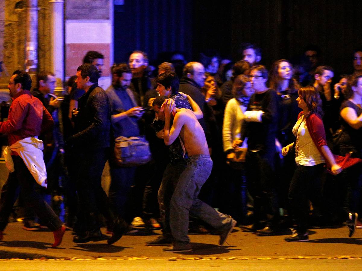 Paris in der Nacht vom 13. auf den 14. November 2015: Islamistischer Terror regiert die Stadt. 130 Menschen sterben, ein Großteil davon in der Konzerthalle Bataclan. Das Bild zeigt die damalige Situation mit Verletzten.