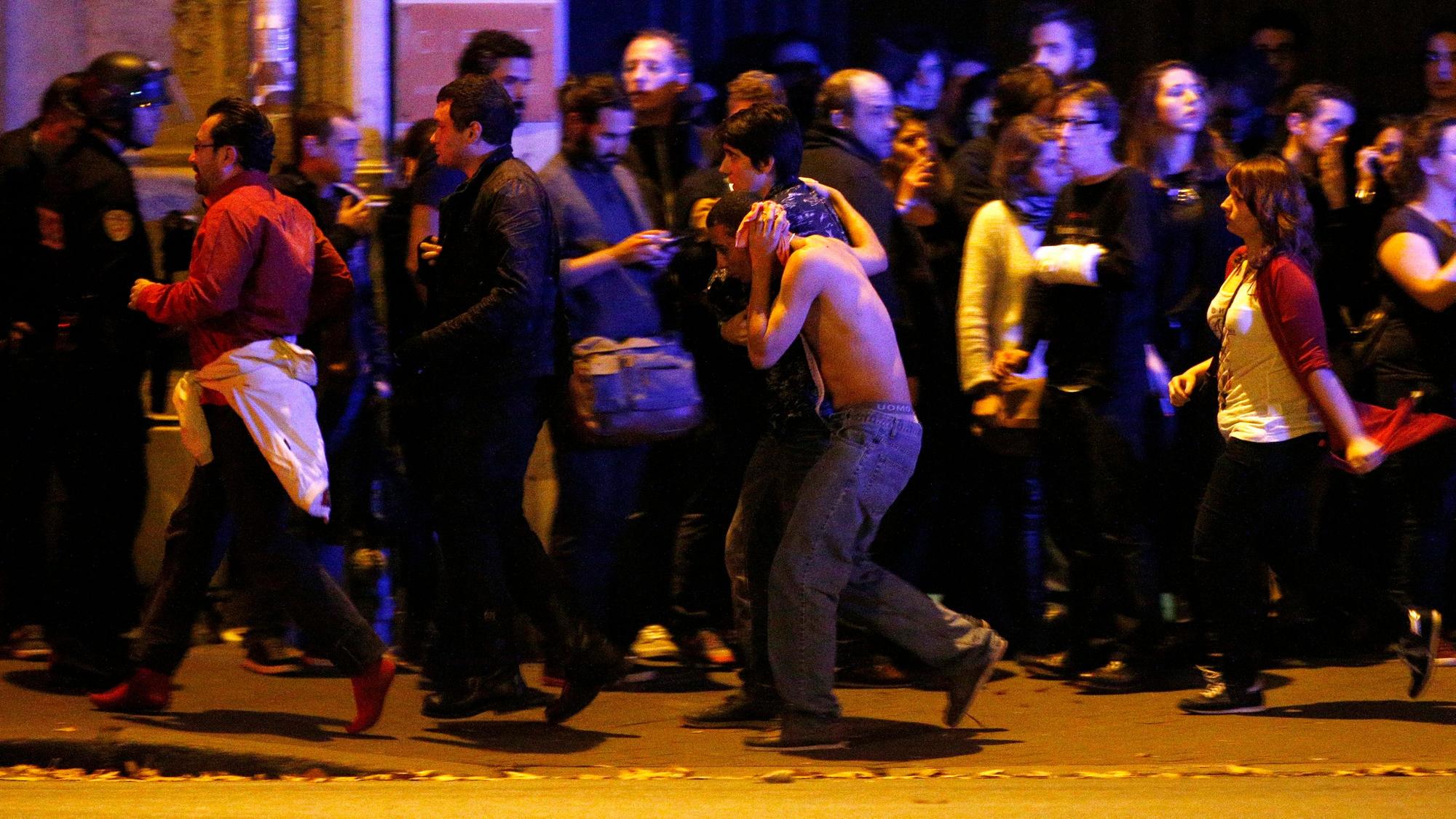 Paris in der Nacht vom 13. auf den 14. November 2015: Islamistischer Terror regiert die Stadt. 130 Menschen sterben, ein Großteil davon in der Konzerthalle Bataclan. Das Bild zeigt die damalige Situation mit Verletzten.