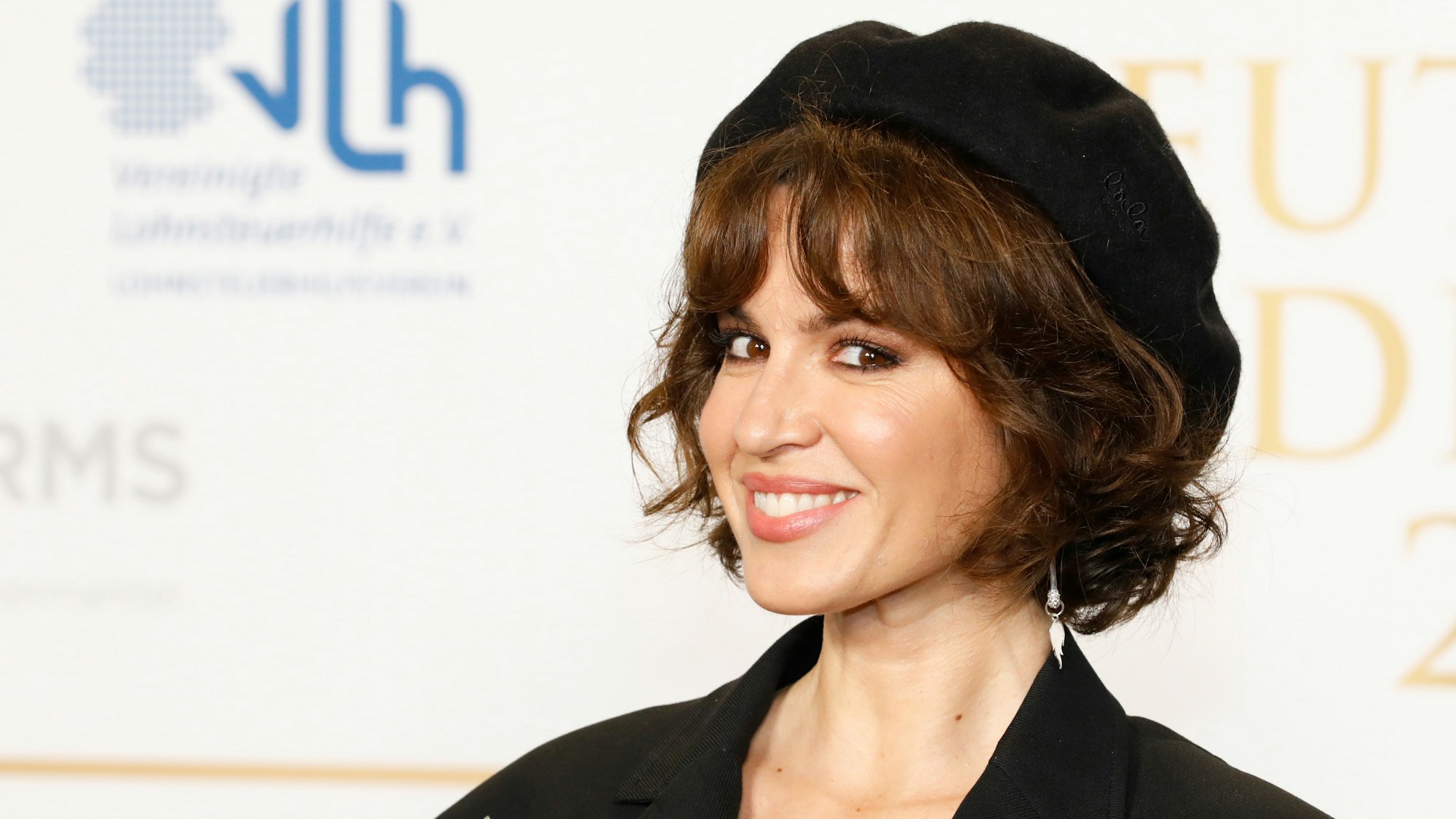 Natalia Avelon, Schauspielerin, kommt zur Verleihung des 10. Deutschen Radiopreises. +++ dpa-Bildfunk +++