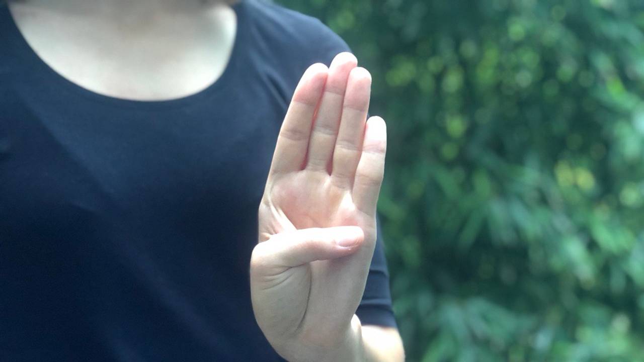 Die kanadische Stiftung für Frauen (Canadian Women's Foundation) hat diese Handbewegung initiiert, mithilfe derer Opfer häuslicher Gewalt in Videocalls ganz still zeigen können, dass sie Hilfe benötigen.