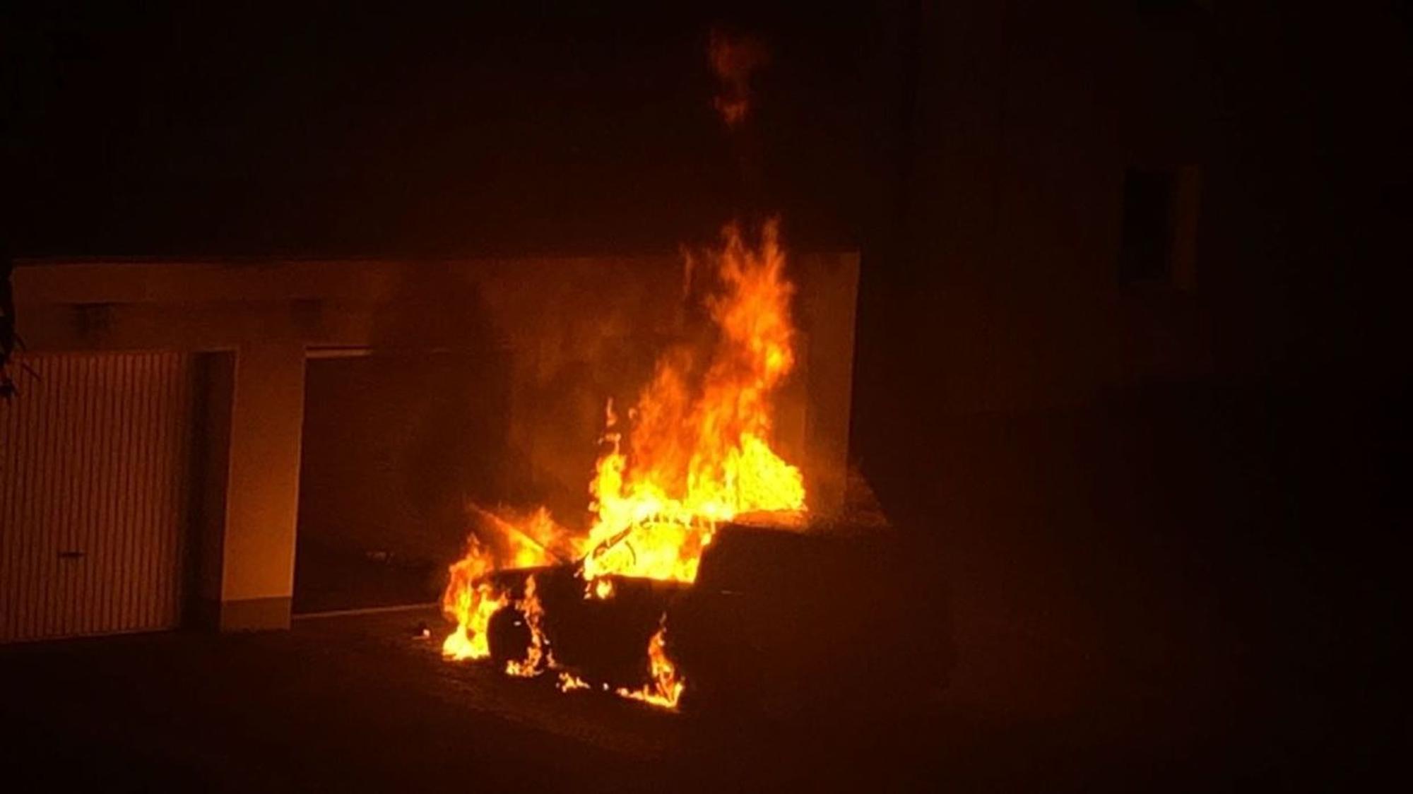 Wegen eines Autobrandes in Köln-Stammheim musste am Mittwochabend (8. September 2021) die Feuerwehr ausrücken.