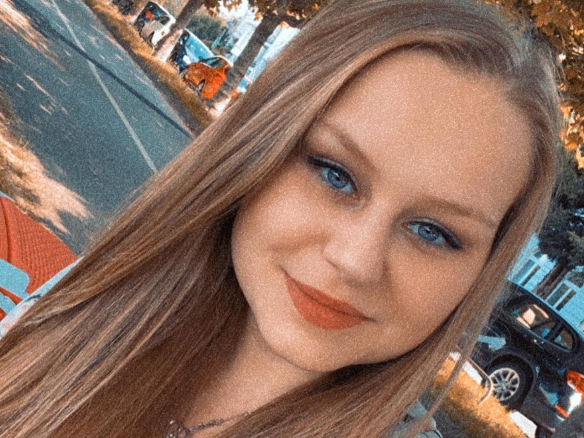 Sarah-Jane Wollny fotografiert sich im Spiegel.