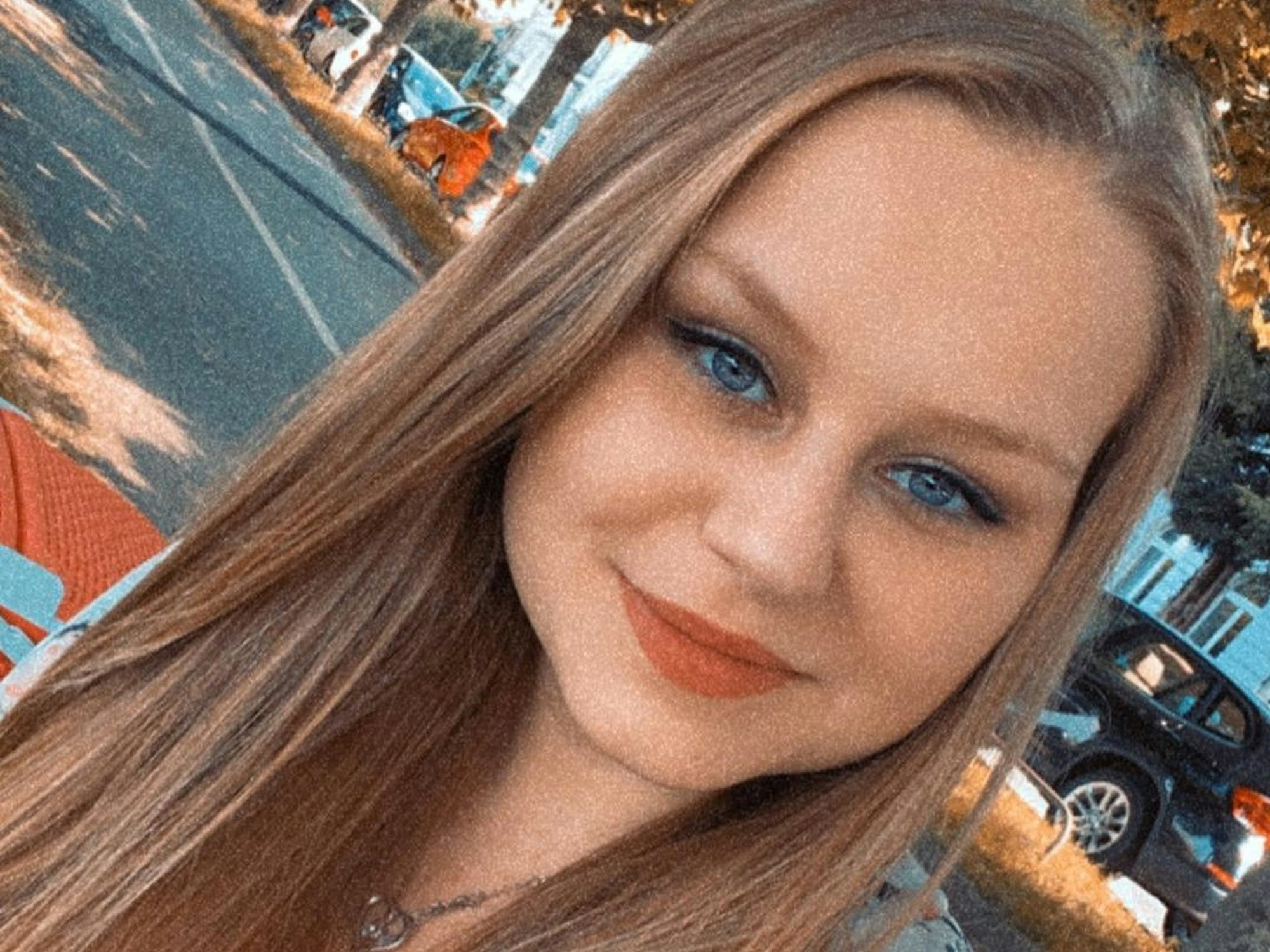 Sarah-Jane Wollny fotografiert sich im Spiegel.