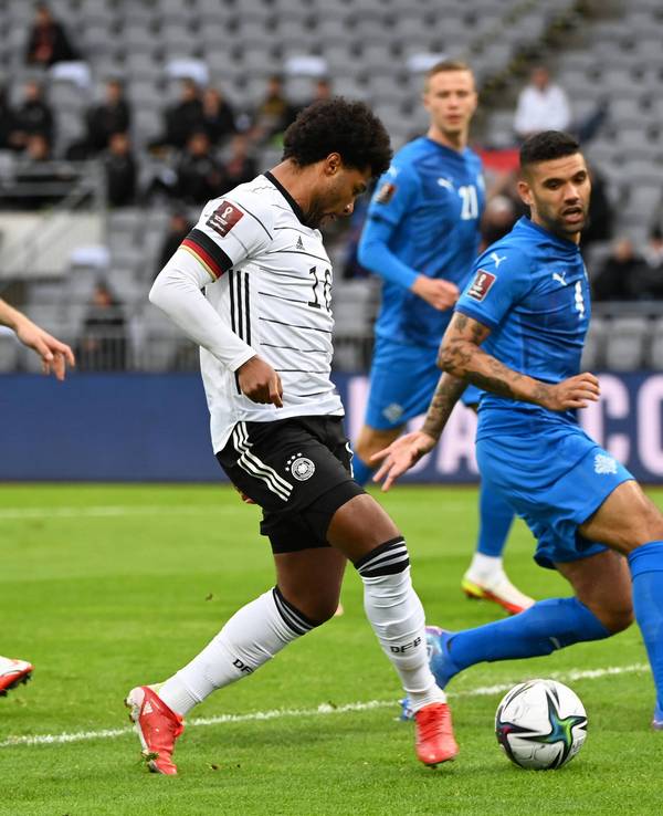 Serge Gnabry erzielt ein Tor für die Nationalmannschaft gegen Island.
