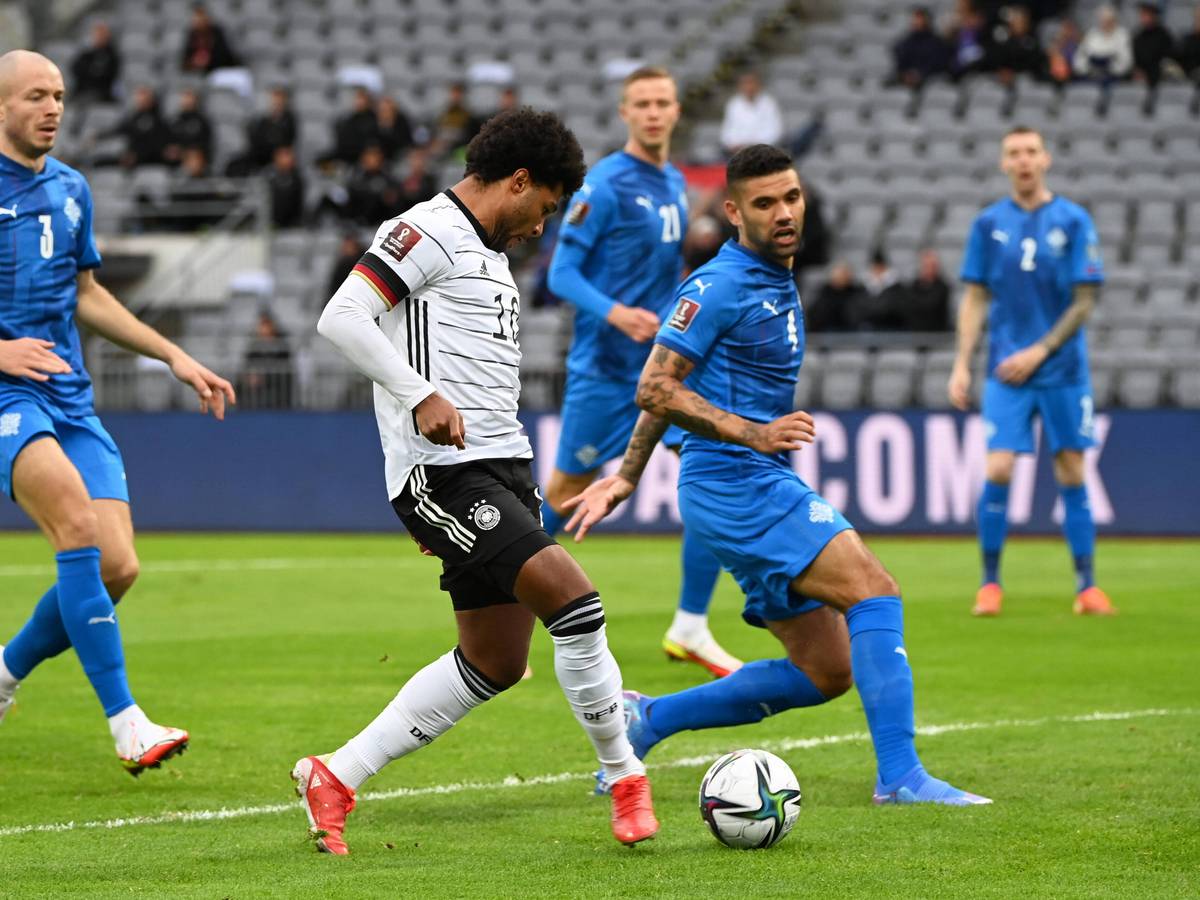 Serge Gnabry erzielt ein Tor für die Nationalmannschaft gegen Island.