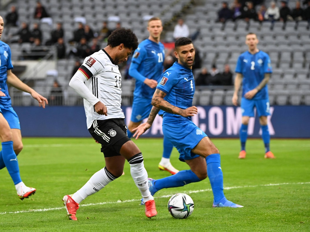 Serge Gnabry erzielt ein Tor für die Nationalmannschaft gegen Island.