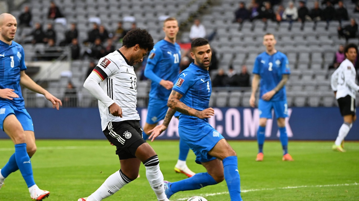 Serge Gnabry erzielt ein Tor für die Nationalmannschaft gegen Island.