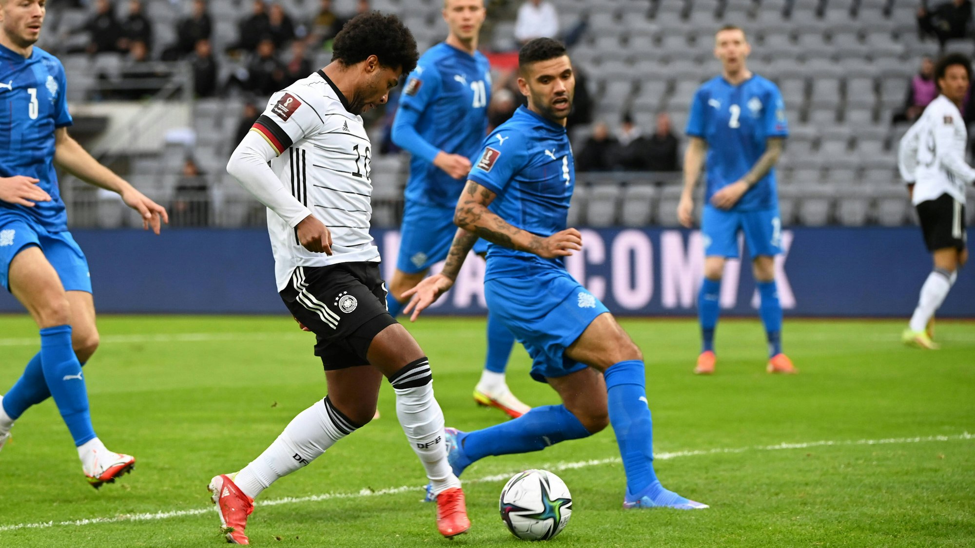 Serge Gnabry erzielt ein Tor für die Nationalmannschaft gegen Island.