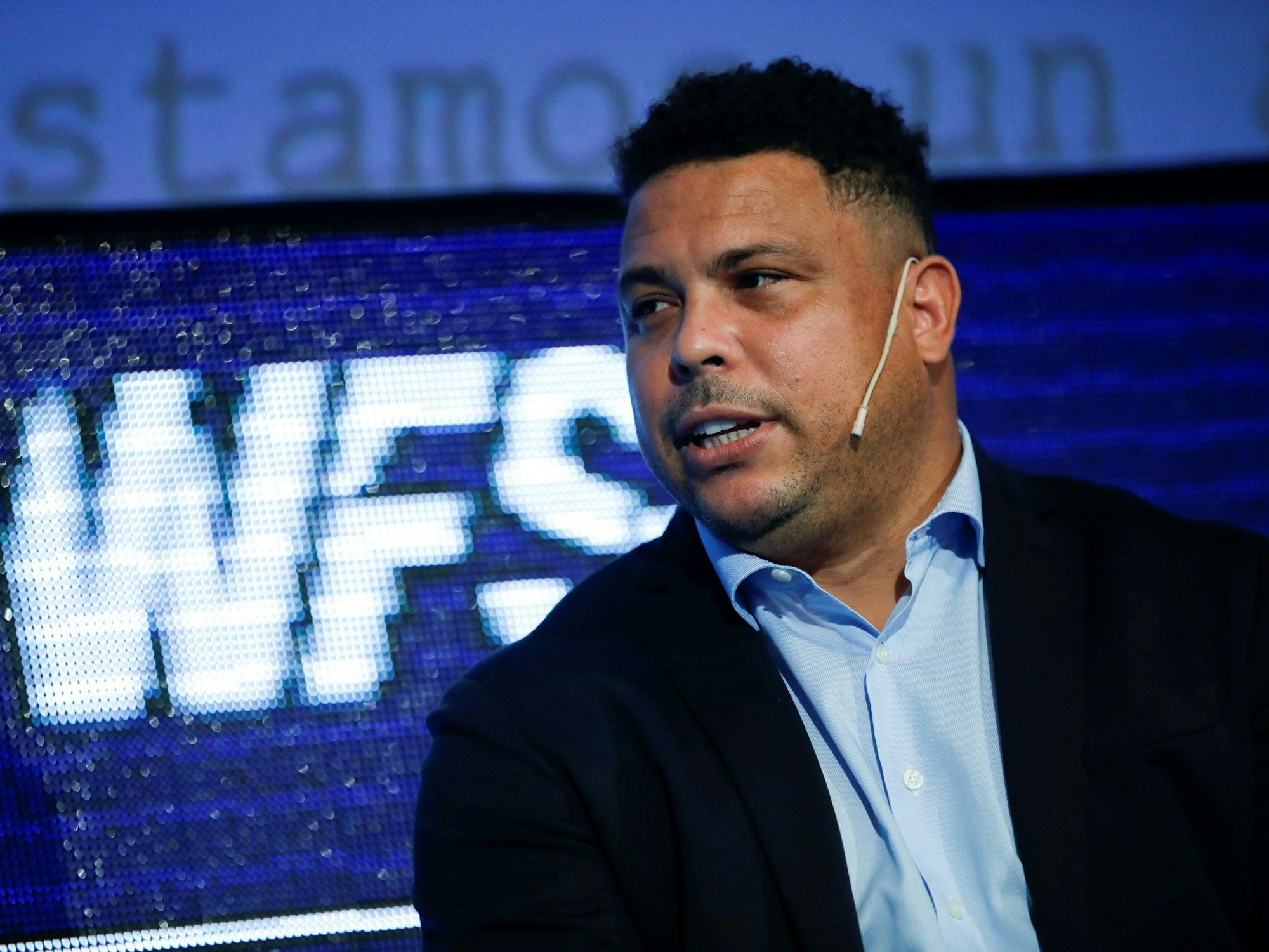 Ronaldo spricht auf einem Event.