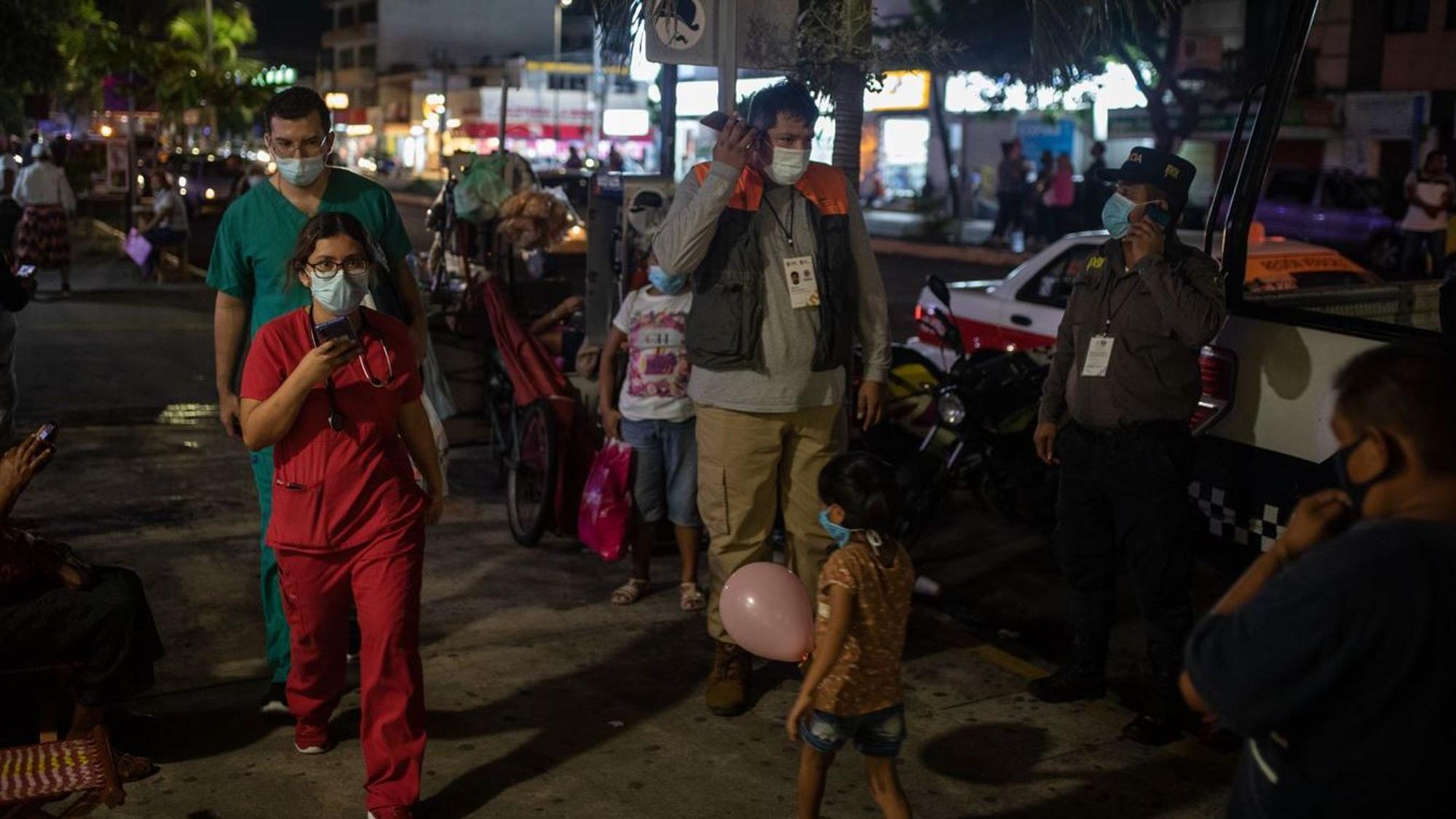 Mitarbeiter des Gesundheitswesens überprüfen ihre Mobiltelefone, während sie nach einem starken Erdbeben vor dem Veracruz General Hospital stehen.