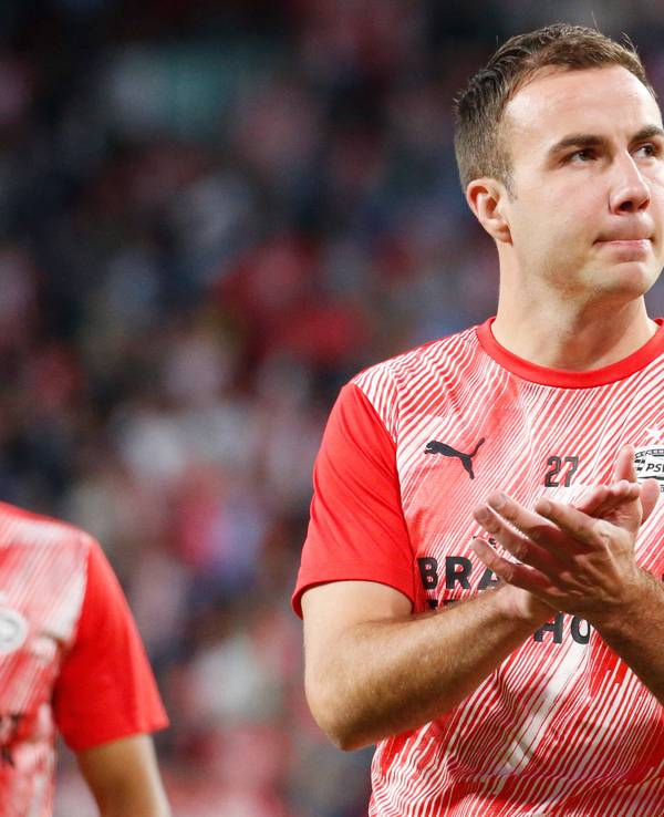 Eindhovens Mario Götze klatscht in Richtung der Fans beim Campions-League-Qualifikationsspiel gegen Benfica Lissabon.