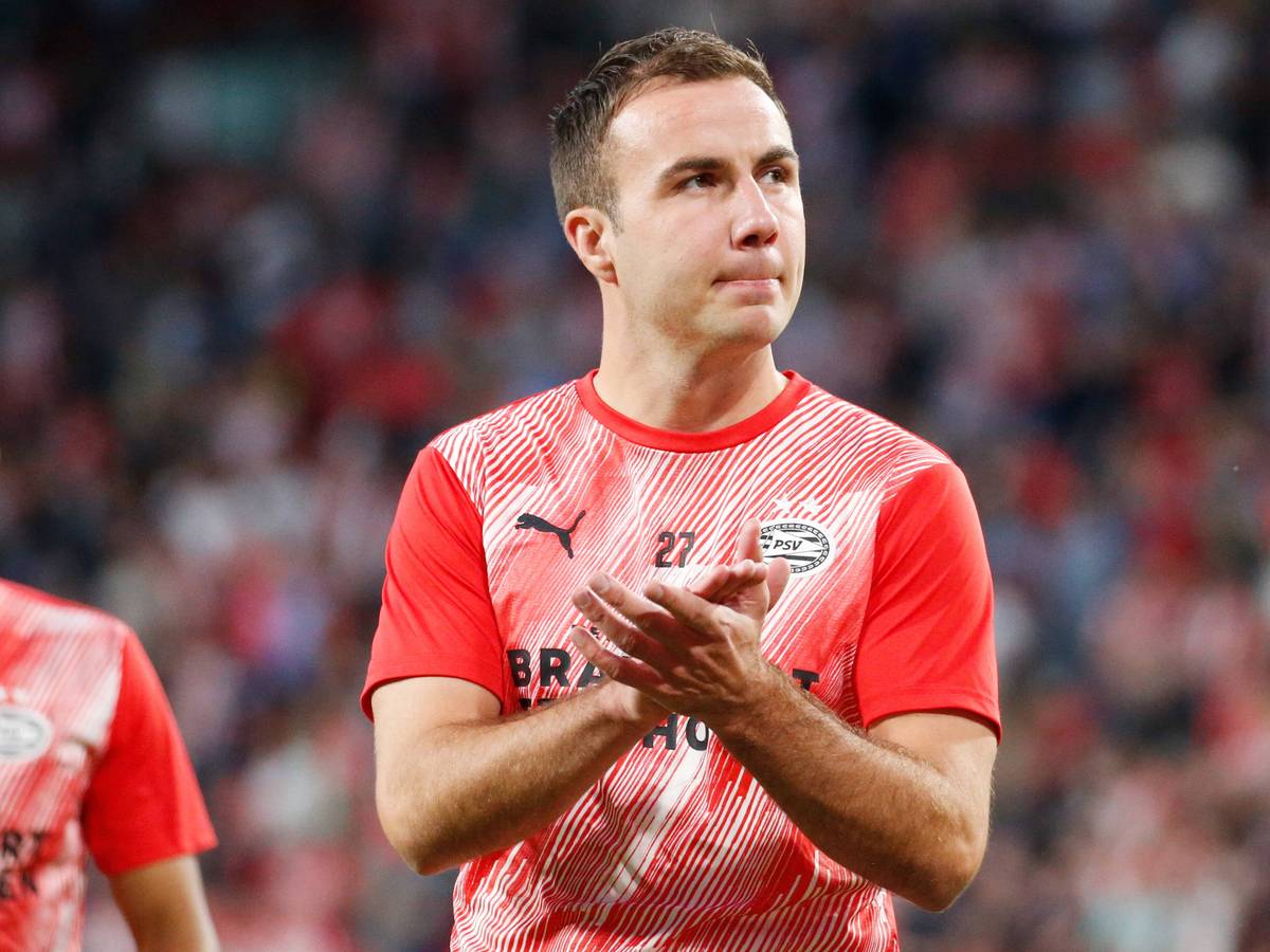 Eindhovens Mario Götze klatscht in Richtung der Fans beim Campions-League-Qualifikationsspiel gegen Benfica Lissabon.