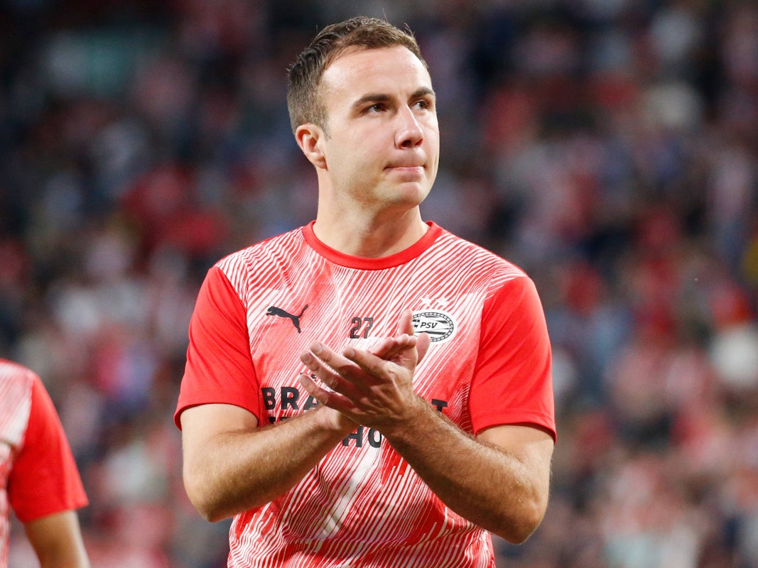 Eindhovens Mario Götze klatscht in Richtung der Fans beim Campions-League-Qualifikationsspiel gegen Benfica Lissabon.