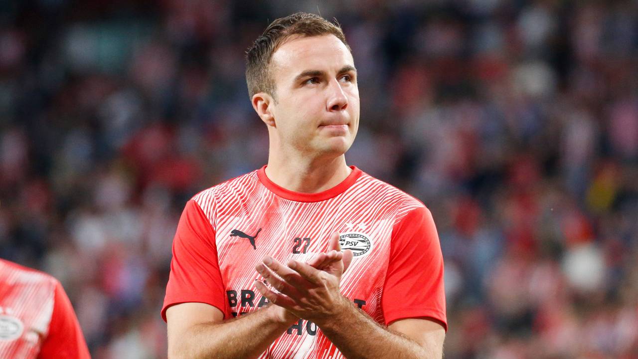 Eindhovens Mario Götze klatscht in Richtung der Fans beim Campions-League-Qualifikationsspiel gegen Benfica Lissabon.