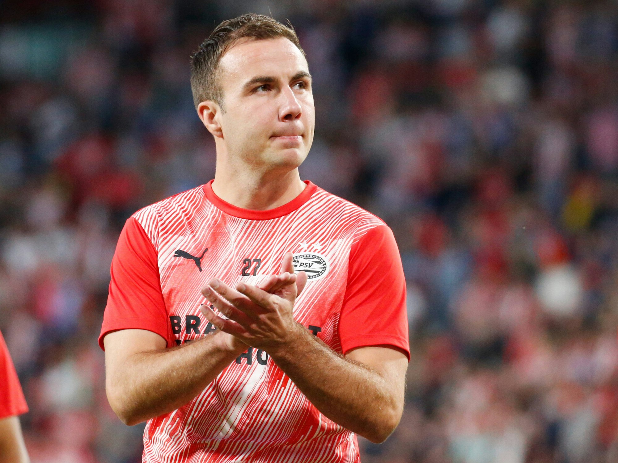 Eindhovens Mario Götze klatscht in Richtung der Fans beim Campions-League-Qualifikationsspiel gegen Benfica Lissabon.