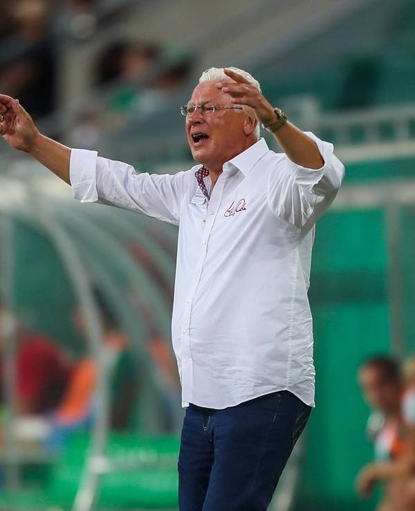 Toni Polster gestikuliert an der Seitenlinie