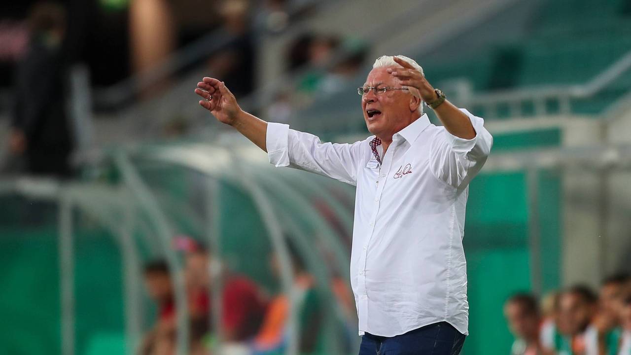 Toni Polster gestikuliert an der Seitenlinie