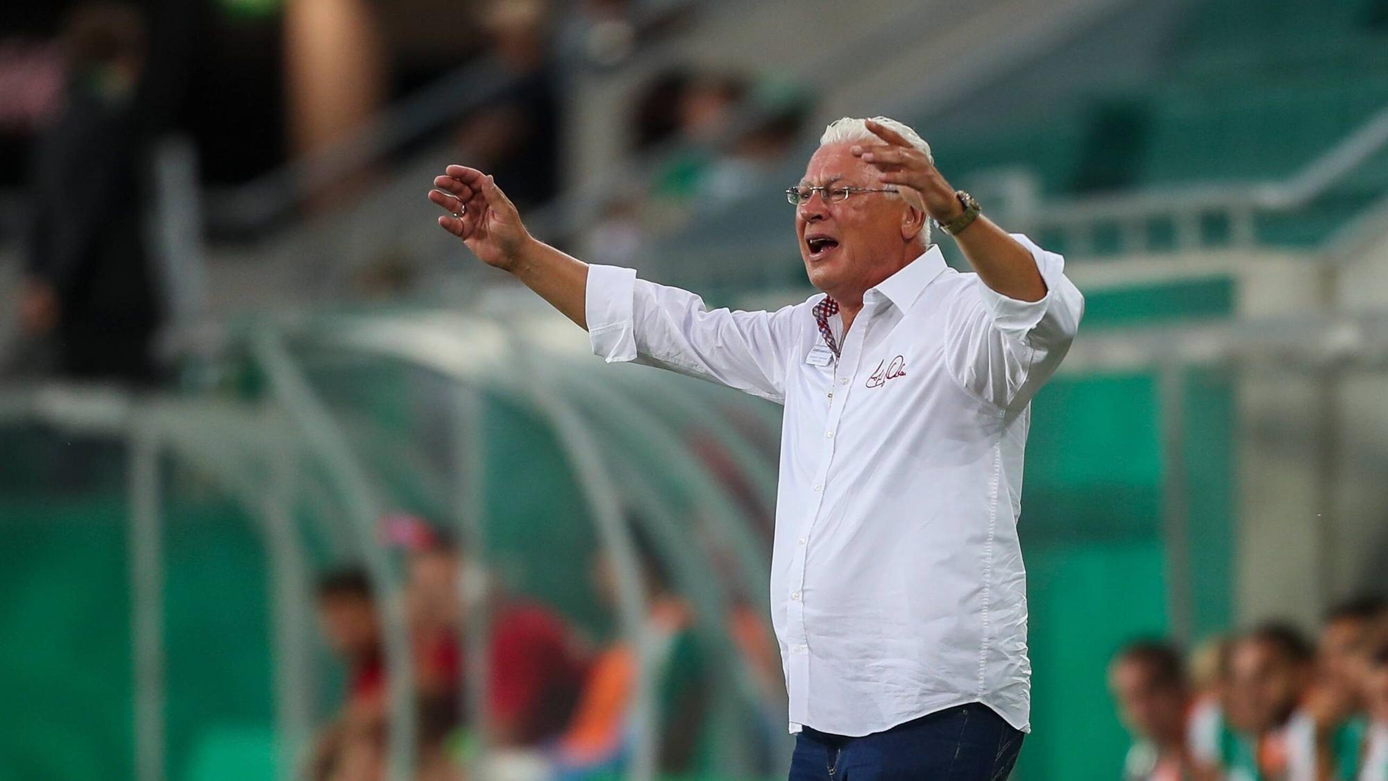 Toni Polster gestikuliert an der Seitenlinie