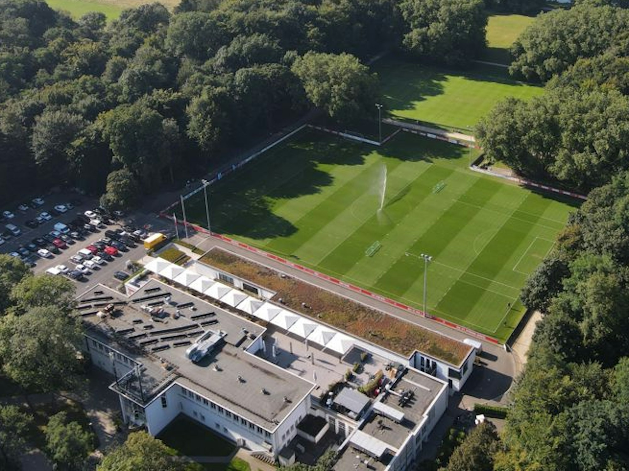 Ein Drohnenbild vom Geißbockheim am 8. September 2021. Foto von Eduard Bopp