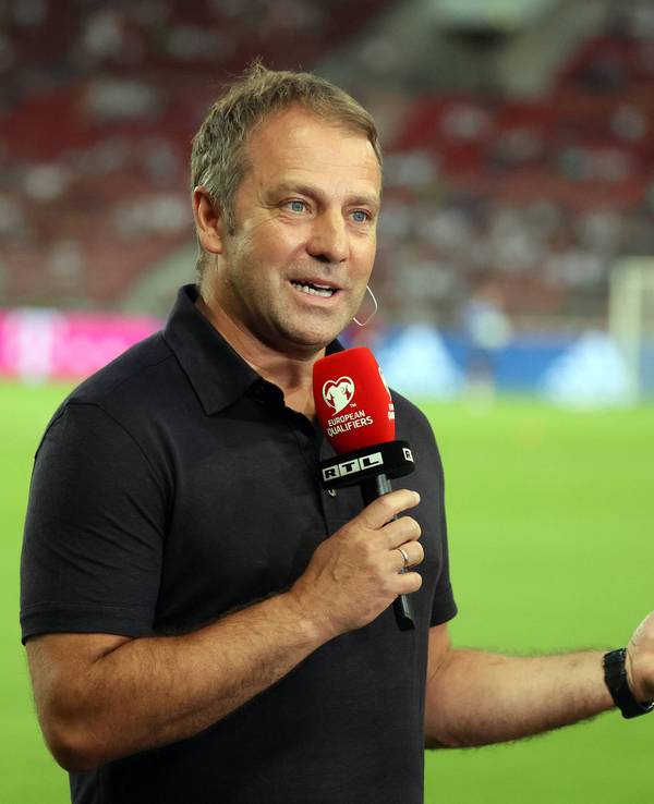 Bundestrainer Hansi Flick gibt ein Interview vor dem Spiel.