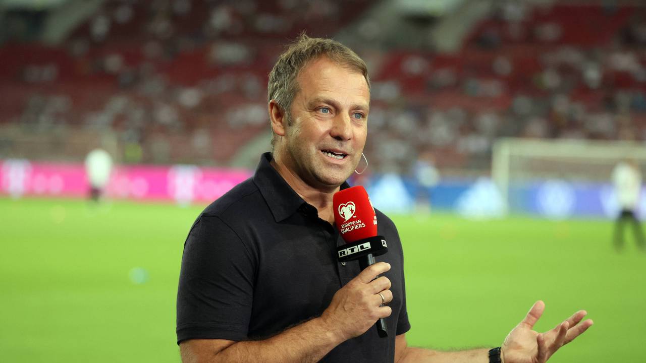 Bundestrainer Hansi Flick gibt ein Interview vor dem Spiel.