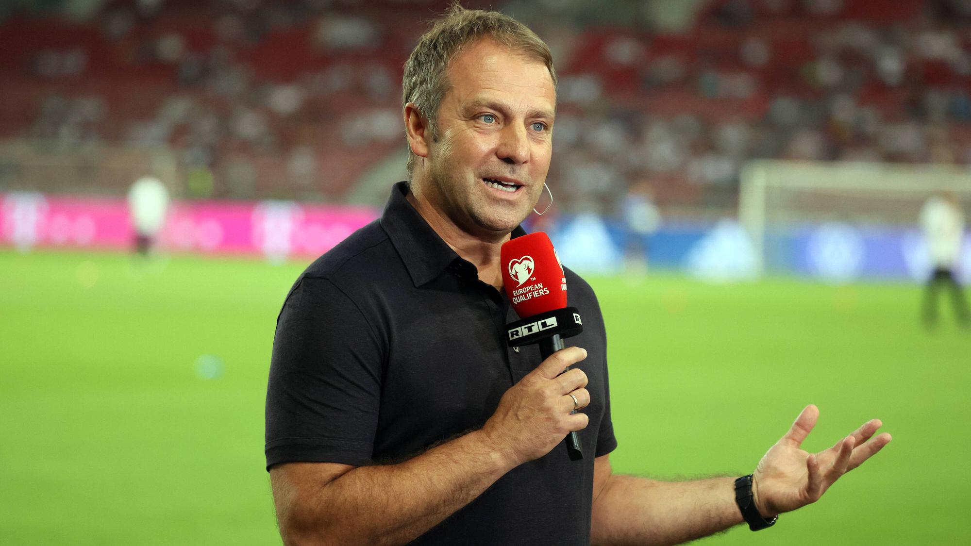 Bundestrainer Hansi Flick gibt ein Interview vor dem Spiel.