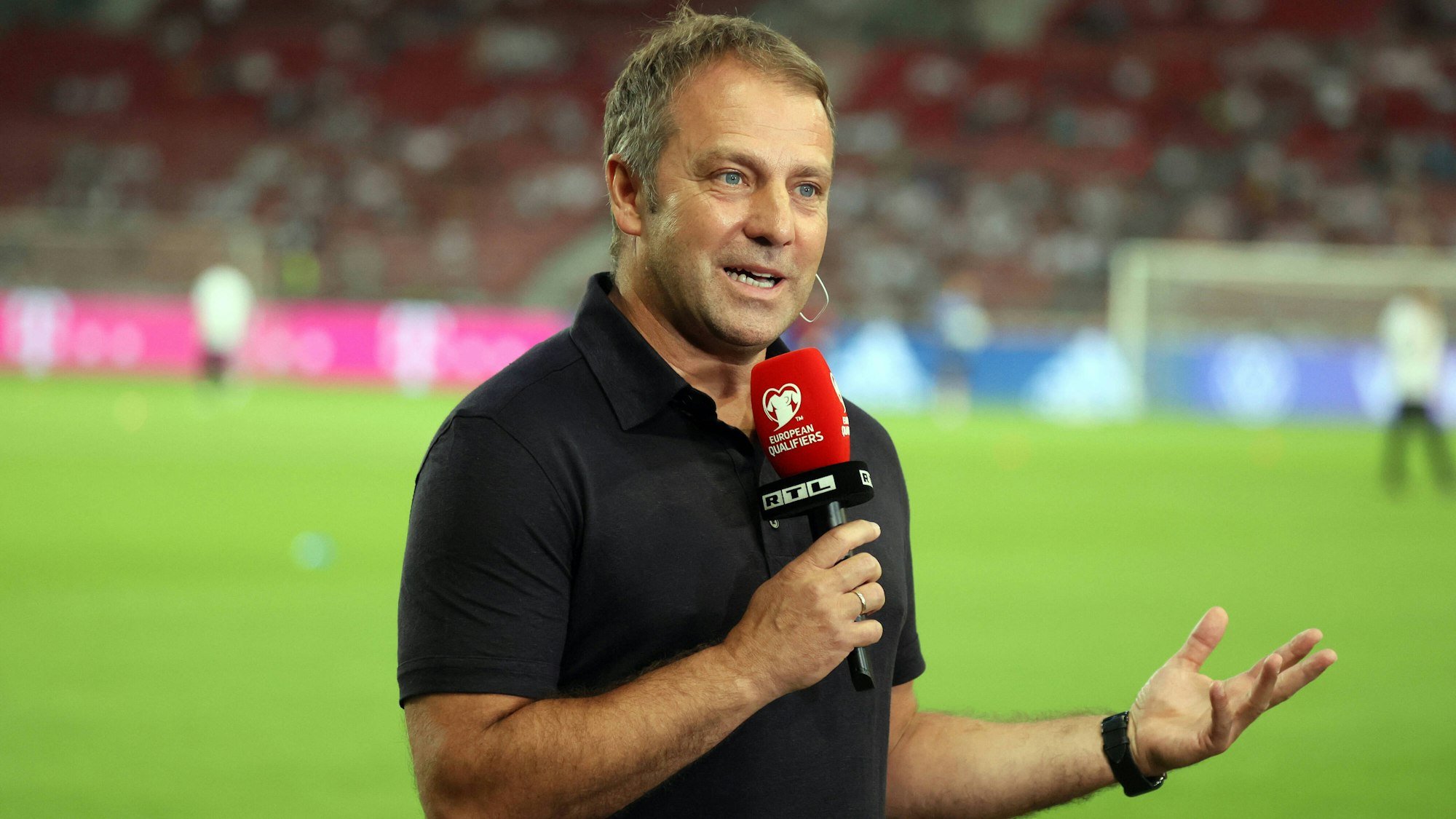 Bundestrainer Hansi Flick gibt ein Interview vor dem Spiel.