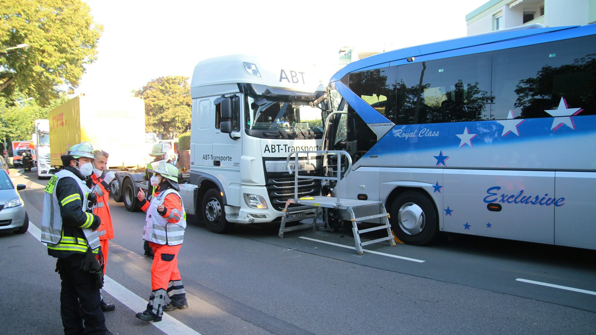 Ein Lastwagen und ein Bus stehen nach einem Zusammenprall beschädigt auf der Esserstraße im Hagener Stadtbezirk Hohenlimburg, Ortsteil Elsey. Bei einem schweren Verkehrsunfall sind am Mittwochmorgen (8. September)  mindestens zwölf Menschen verletzt worden. Vier davon mussten mit schweren Verletzungen ins Krankenhaus.