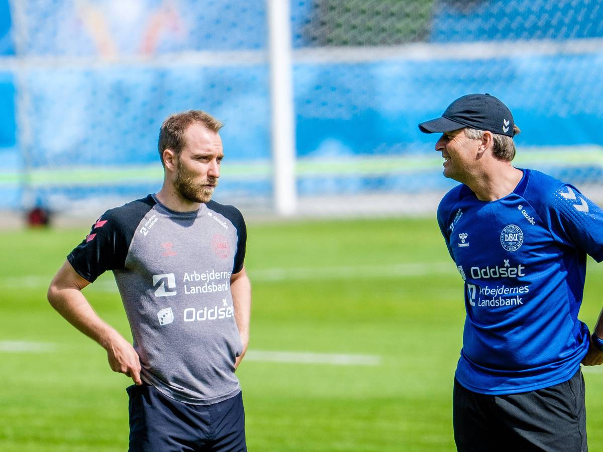 Christian Eriksen im Gespräch mit Dänemarks Nationaltrainer Kasper Hjulmand.
