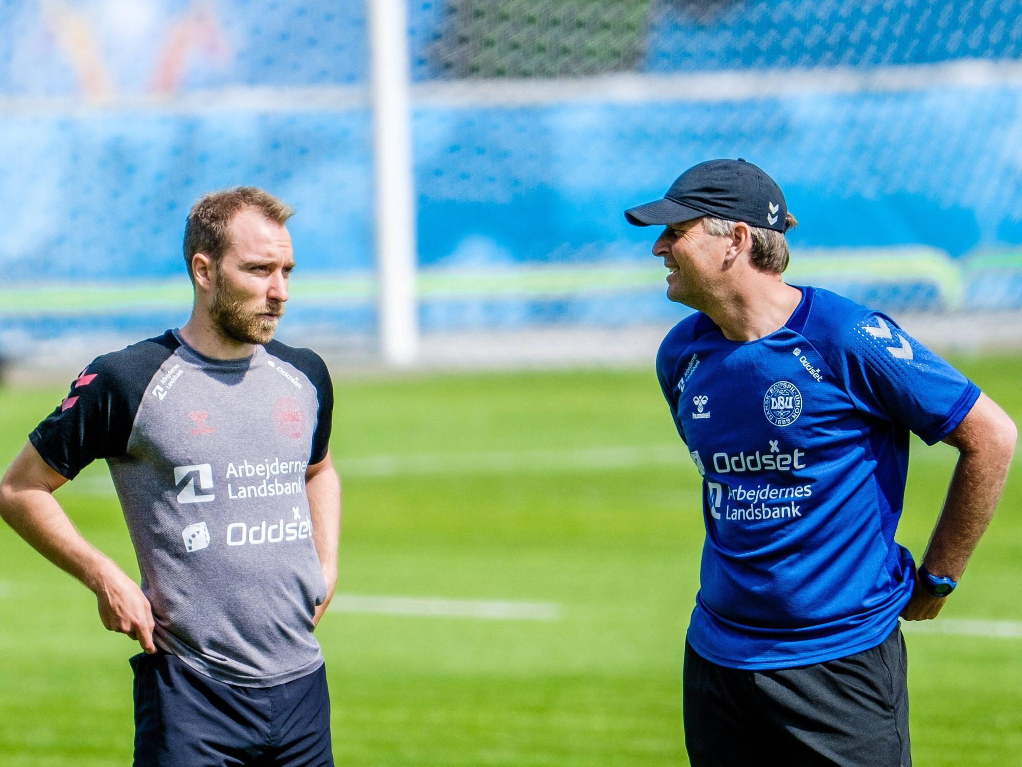 Christian Eriksen im Gespräch mit Dänemarks Nationaltrainer Kasper Hjulmand.