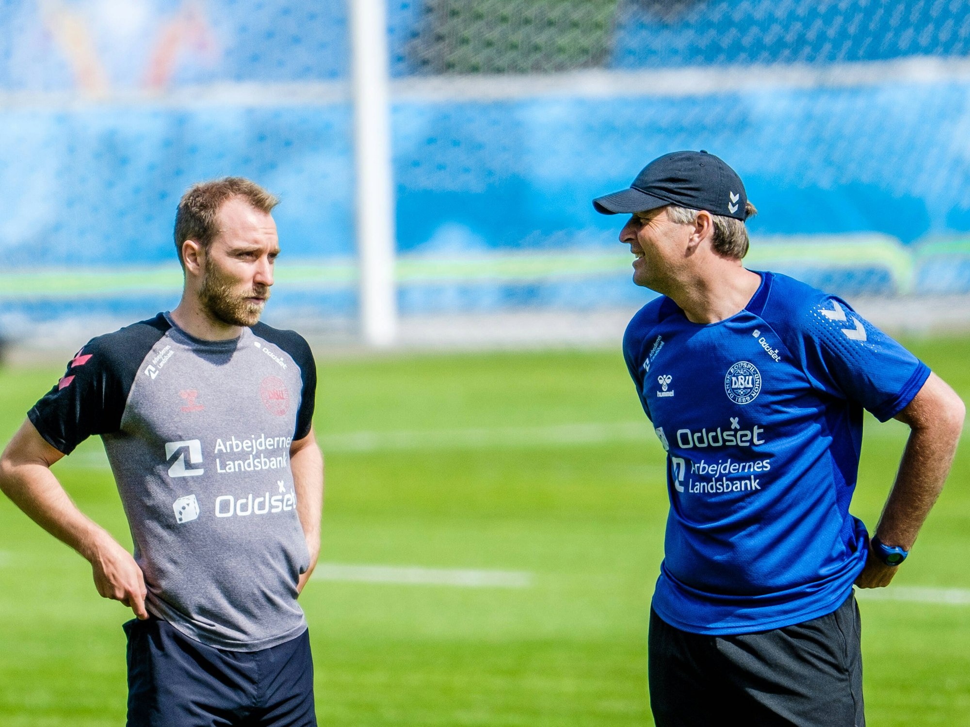 Christian Eriksen im Gespräch mit Dänemarks Nationaltrainer Kasper Hjulmand.