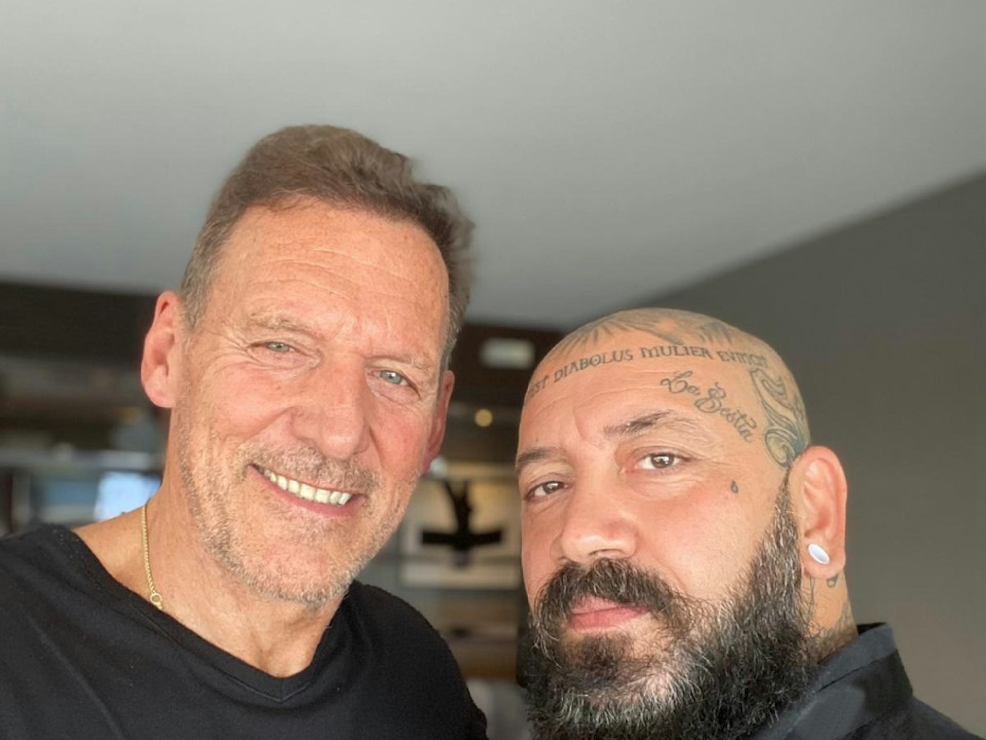 Ralf Moeller und Fan Andrea machen ein Selfie in Köln.