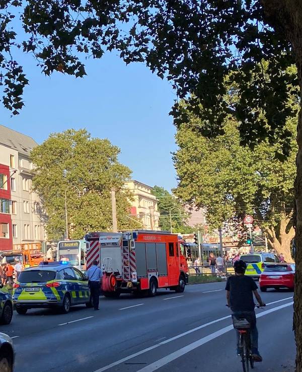 Köln: Unfall am Bahnübergang Aachener Weiher