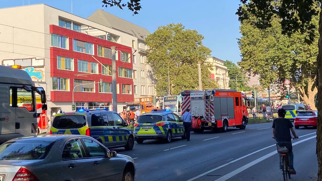 Köln: Unfall am Bahnübergang Aachener Weiher