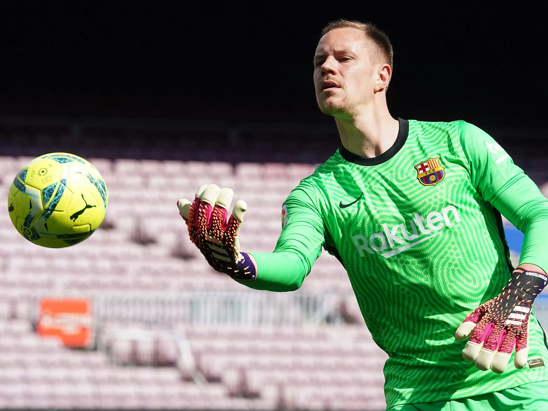 Marc-Andre ter Stegen vom FC Barcelona wirft den Ball ab.