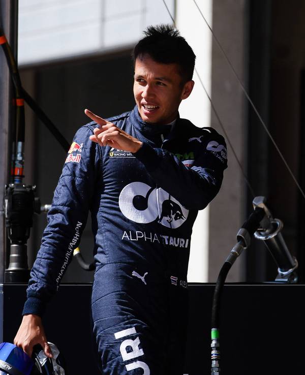 Alex Albon zeigt mit dem Finger, wo es lang geht