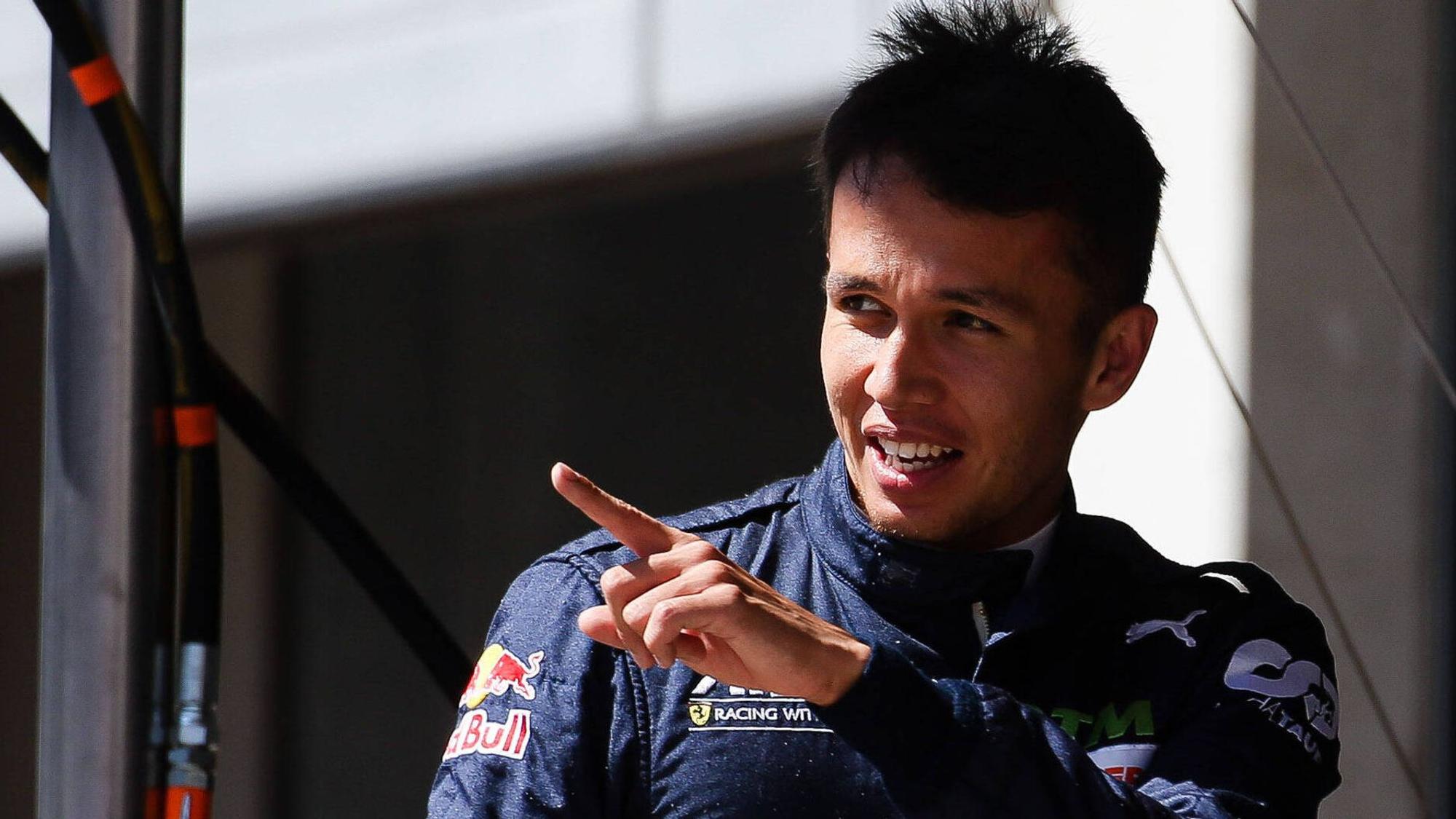 Alex Albon zeigt mit dem Finger, wo es lang geht