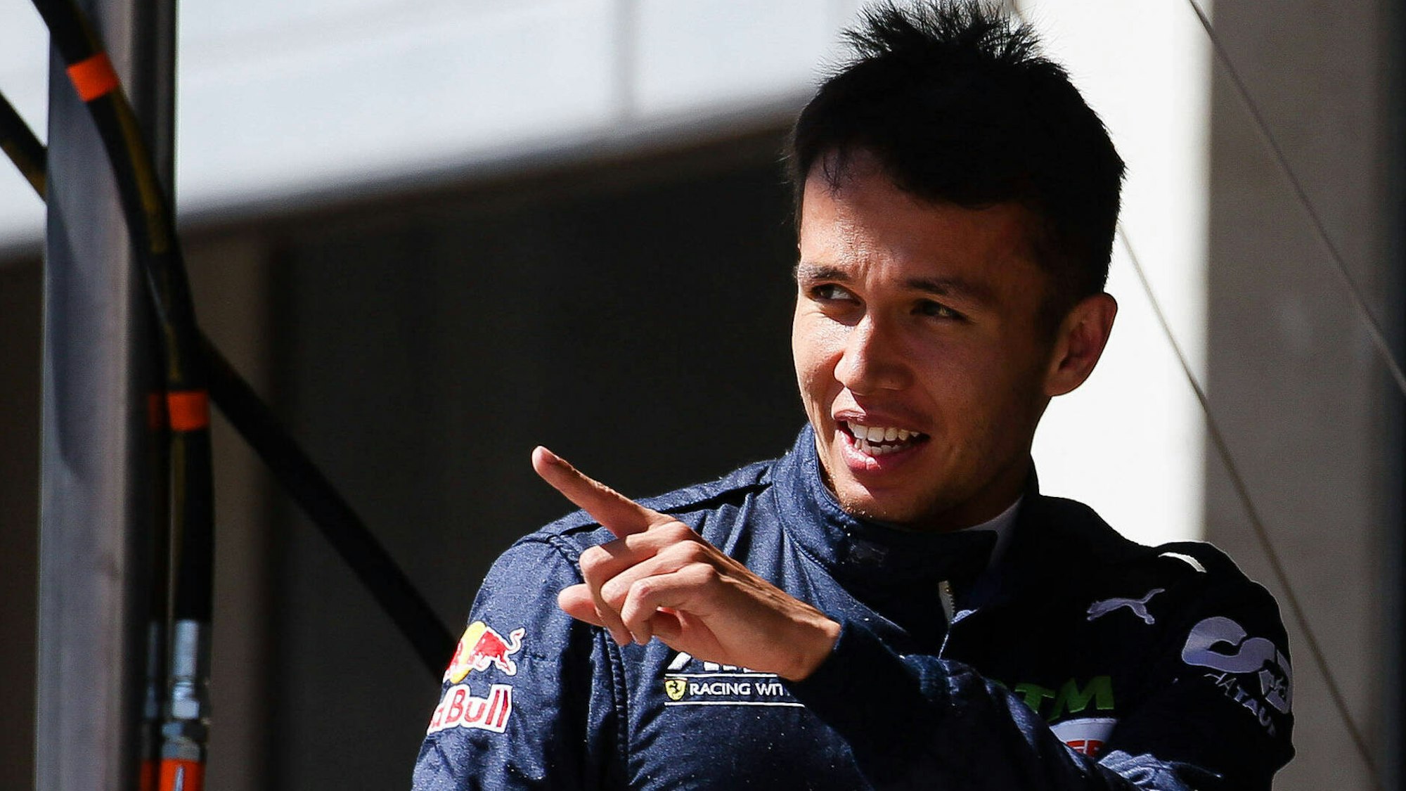 Alex Albon zeigt mit dem Finger, wo es lang geht