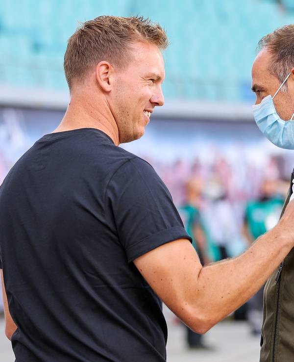 Trainer Julian Nagelsmann (l) begrüßt Geschäftsführer Oliver Mintzlaff.