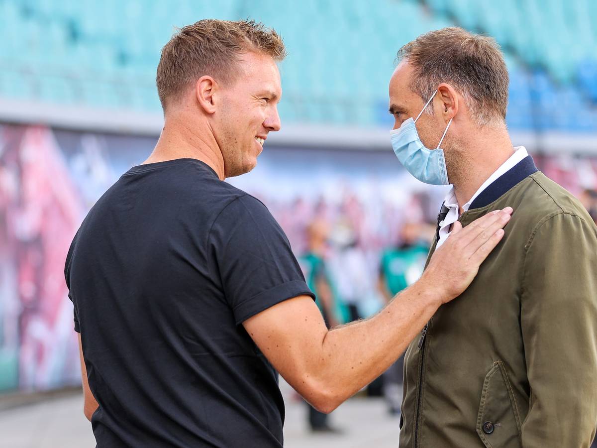 Trainer Julian Nagelsmann (l) begrüßt Geschäftsführer Oliver Mintzlaff.